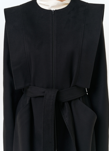 Женское длинное пальто с акцентными плечами