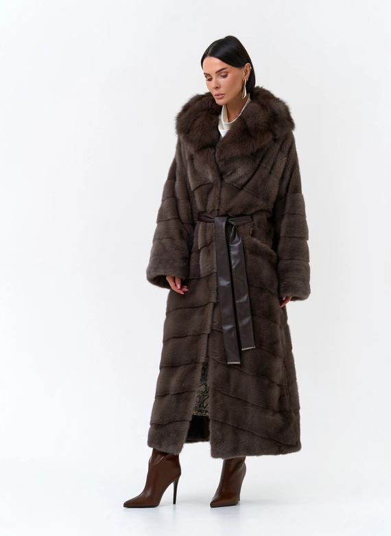 Длинная шуба из меха норки с капюшоном из меха куницы