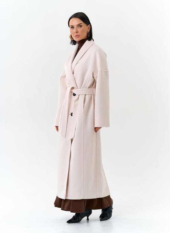 Светлое женское пальто с воротником шаль