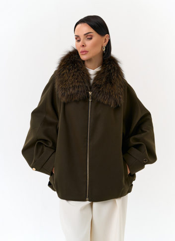 Женское укороченное пальто с отделкой из меха лисы