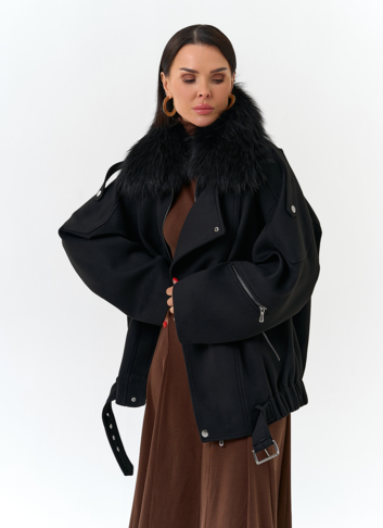 Женское укороченное пальто с отделкой из меха лисы