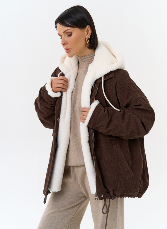 Женская утепленная куртка с отделкой из эко меха