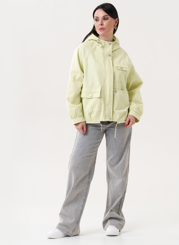 Светлая ветровка с капюшоном