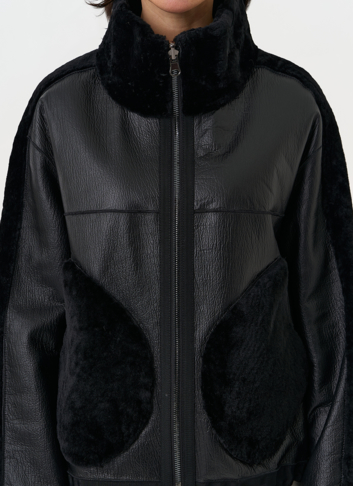 Короткая двухсторонняя дубленка в черном цвете
