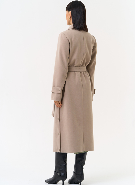 Женское пальто бежевого цвета с поясом