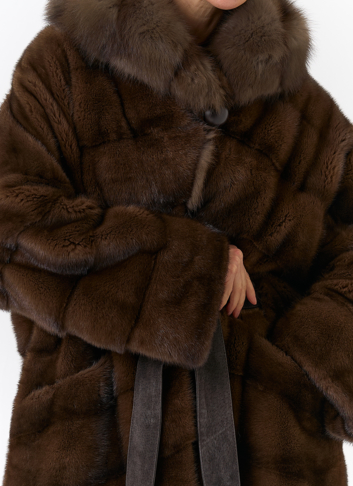 Шуба из меха норки с капюшоном из меха куницы