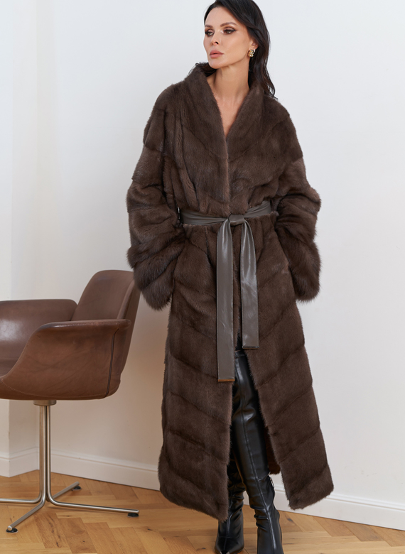 Женская длинная шуба с отделкой из меха куницы