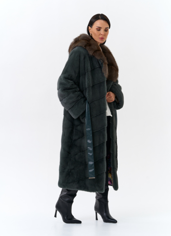 Шуба из меха норки с капюшоном из меха куницы