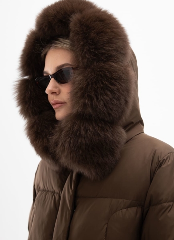 Короткий пуховик с капюшоном из меха песца