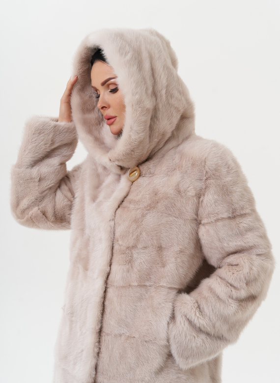 Светлая норковая шуба с капюшоном