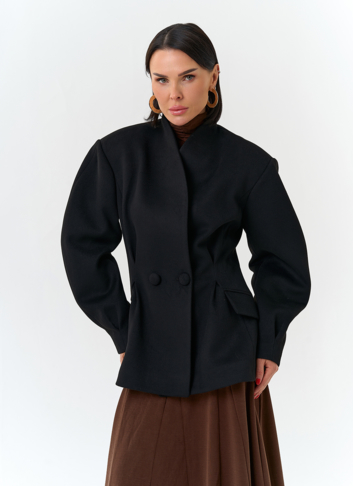 Женское укороченное пальто с акцентными рукавами