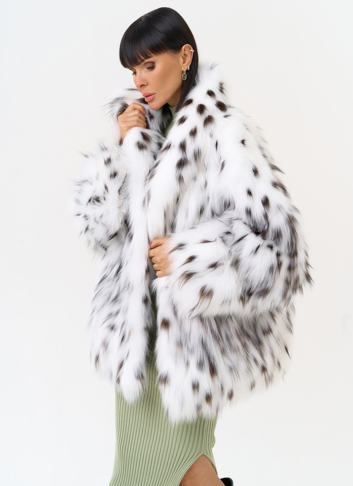 Белая шуба из меха лисы с поясом