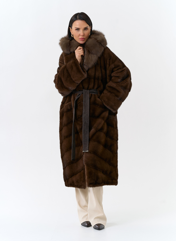 Шуба из меха норки с капюшоном из меха куницы