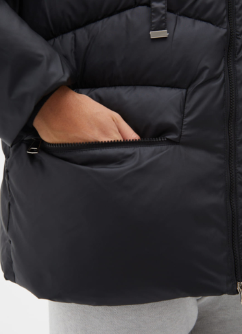 Женский пуховик черного цвета с капюшоном