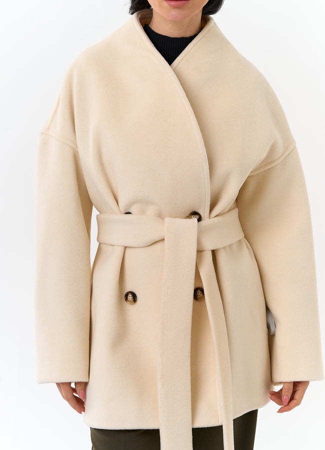 Светлое укороченное пальто с поясом модель № 32814 универмаг малина