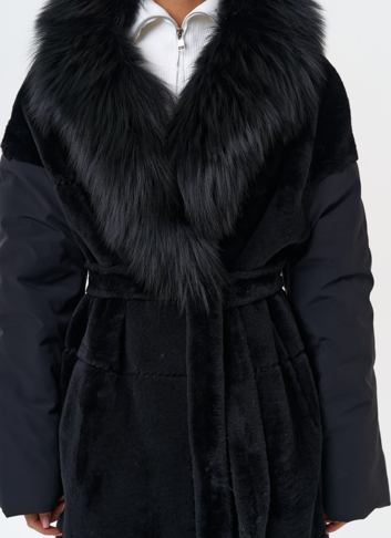 Комбинированное женское зимнее пальто в черном цвете