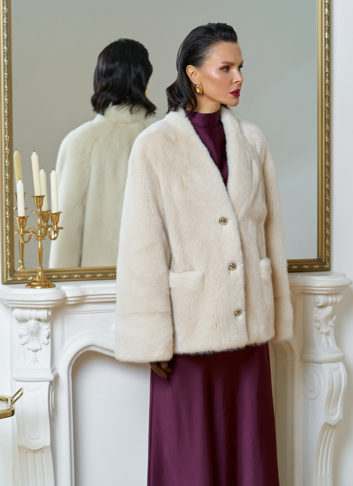 Укороченная шуба из меха норки с акцентными пуговицами