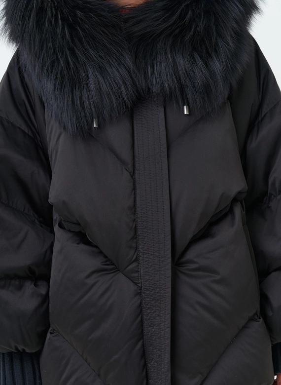 Женский пуховик с мехом чернобурой лисы на капюшоне фото