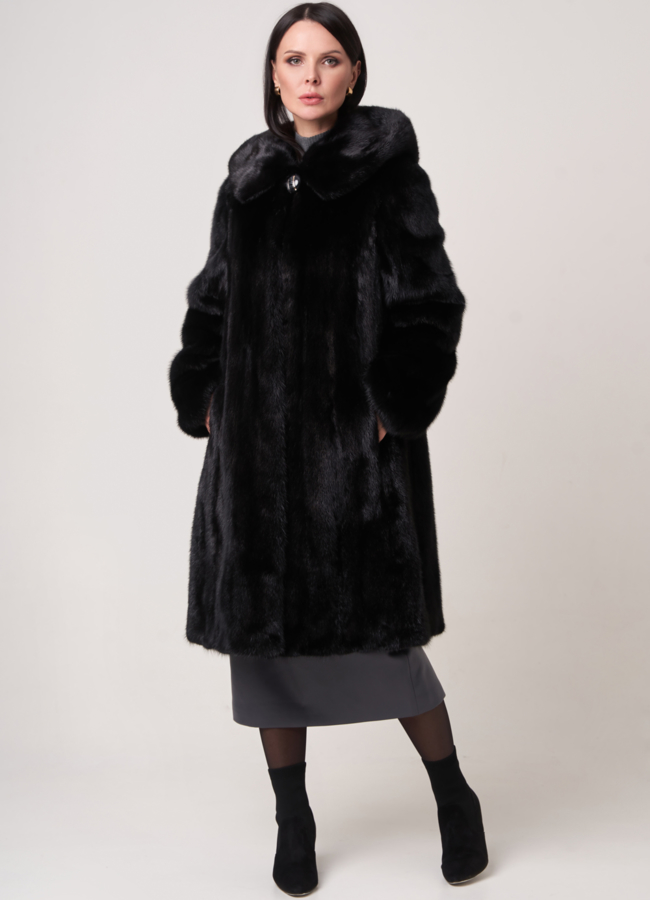 Шуба черного цвета  модель № 23870 меха малина