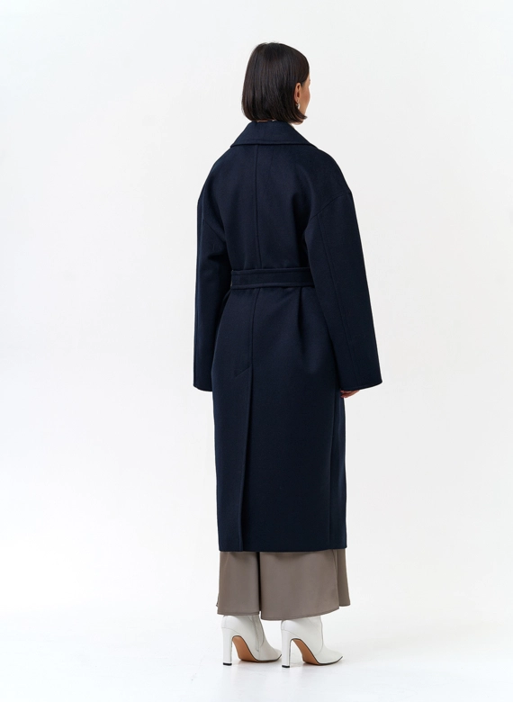 Женское пальто с английским воротником