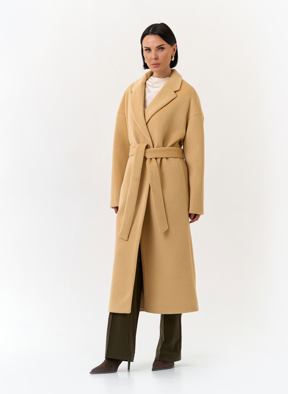 Женское пальто с английским воротником