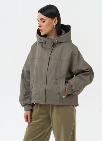 Короткая женская ветровка с капюшоном