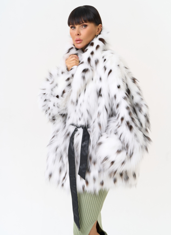 Белая шуба из меха лисы с поясом