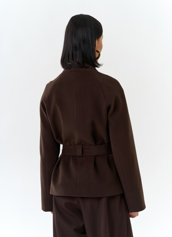 Женское укороченное пальто с поясом