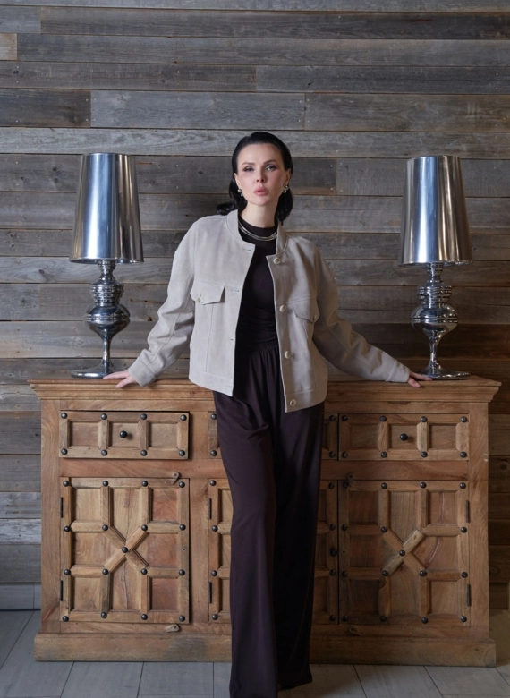 Светлая куртка из замши фото