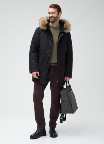 Мужской пуховик с капюшоном из меха енота