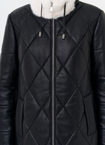 Женское пальто из эко кожи с капюшоном