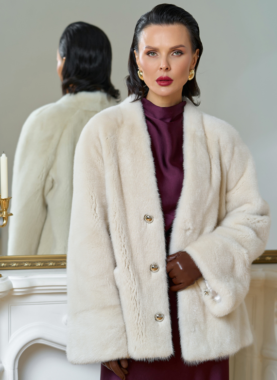 Укороченная шуба из меха норки с акцентными пуговицами