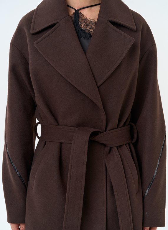 Женское пальто с английским воротником